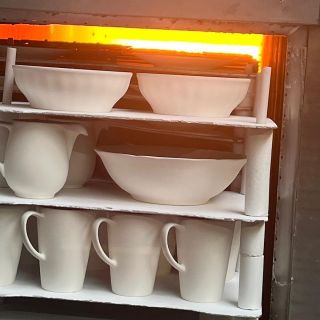 🔥 Porcelán prochází ohněm hned několikrát. Každý výpal mu dodá sílu, krásu a jedinečný vzhled. ✨ Na konci vznikne něco, co...