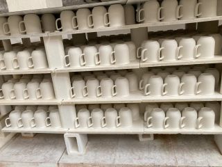 ✨ Podívejte se, jak vypadá porcelán ještě před vypálením 🔥 Každý kousek musí projít pecí, aby získal svůj konečný lesk a...